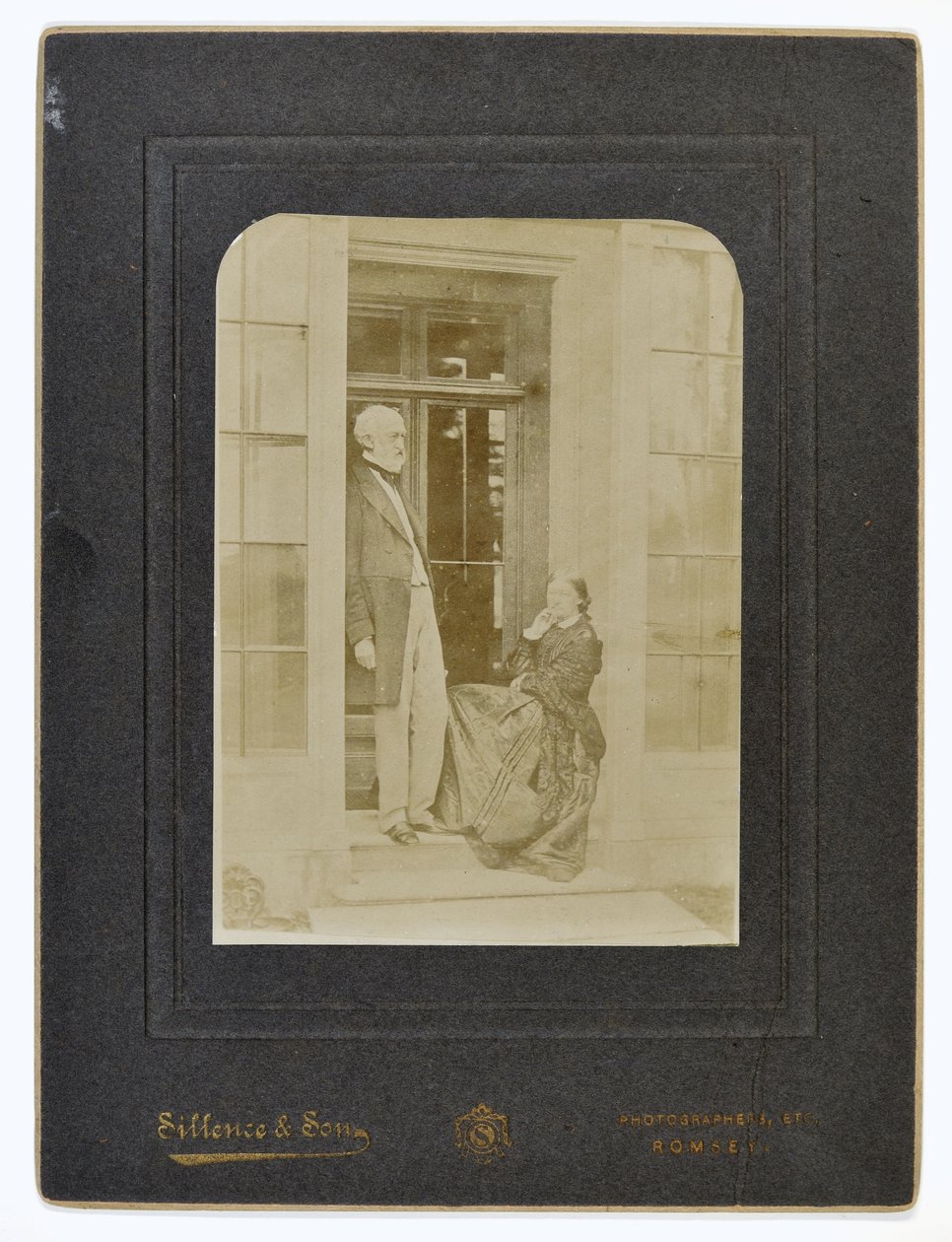 WE Nightingale和Frances Parthenope，Lady Verney，1870年 作者 英国摄影师