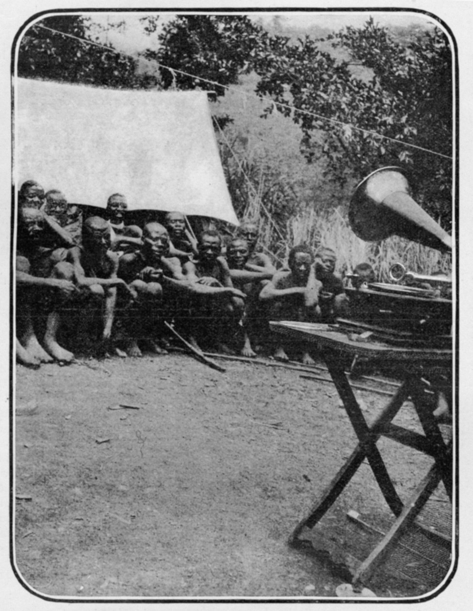 白芒魔术：留声机惊人的Wakonja原住民，从1906年10月27日发表在图形上的一篇题为“月亮山脉”的文章中惊叹不已 作者 英国摄影师