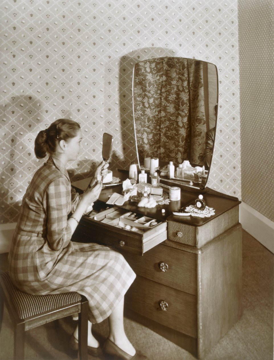 女人在她的梳妆台，c.1955（棕褐色照片） 作者 英国摄影师
