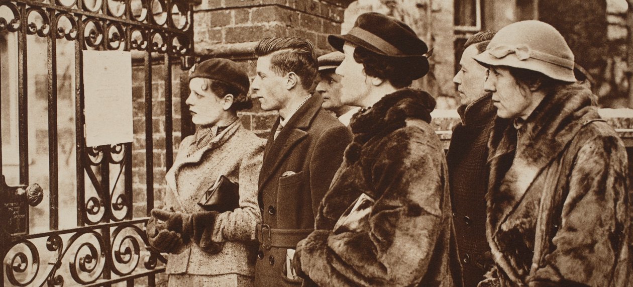 妇女焦急地阅读1935年乔治王最后疾病的公报 作者 英国摄影师