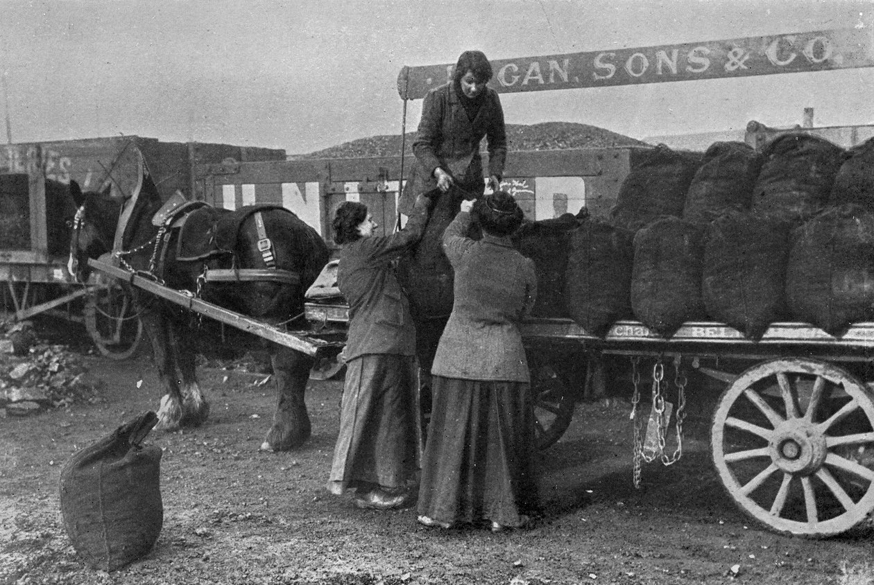 妇女作为煤炭工人，战争办公室拍照，1916年 作者 英国摄影师