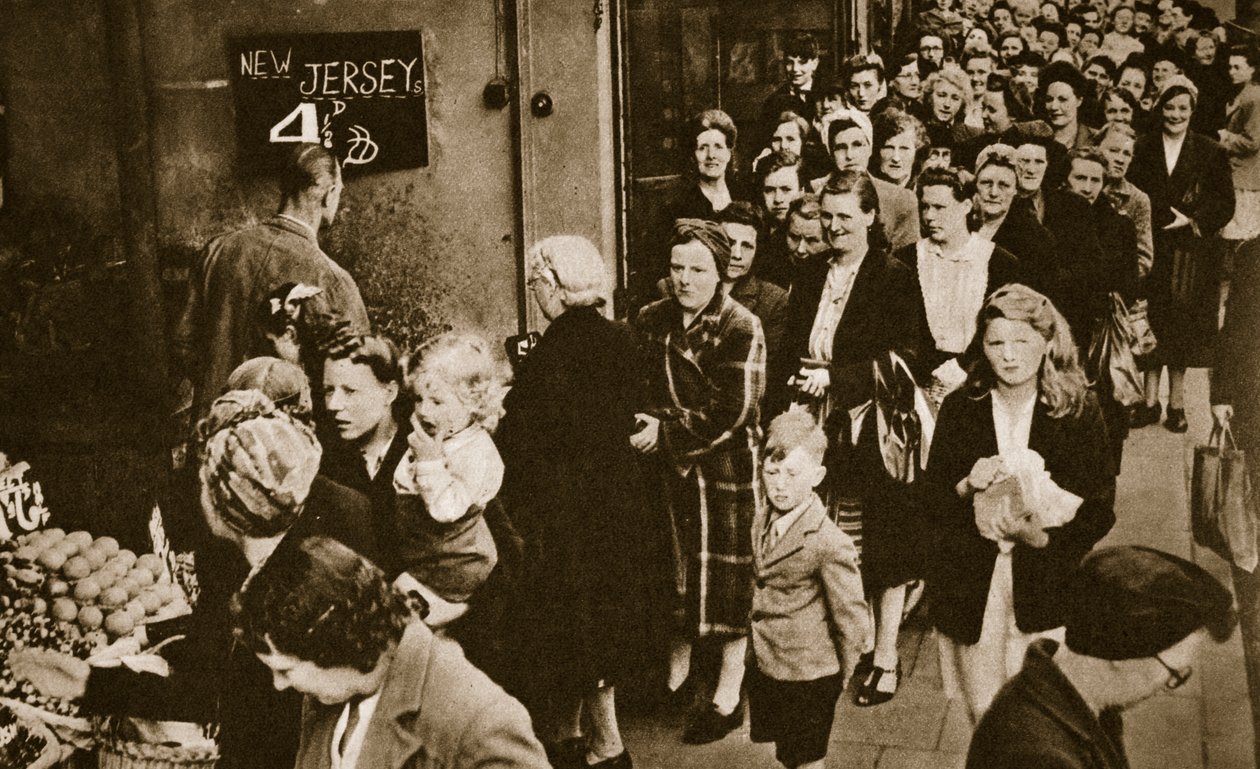 1947年6月，妇女在伦敦的水果和蔬菜摊位排队 作者 英国摄影师