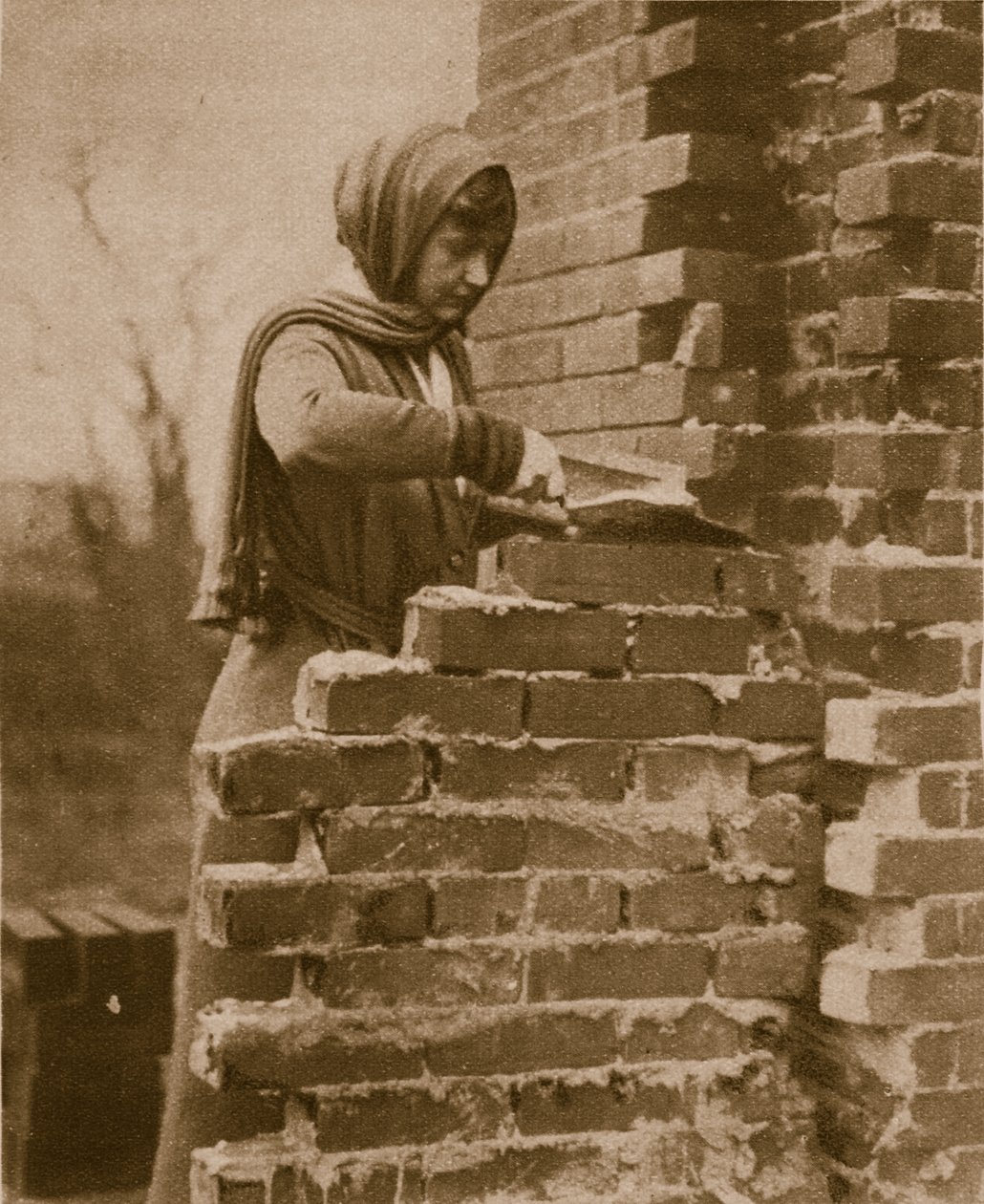 妇女劳动力铺设砖墙，1914-19 作者 英国摄影师