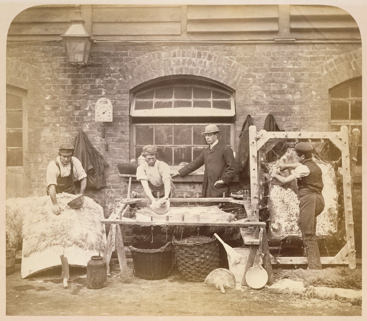 制作羊皮地毯的工人，c.1861-62（棕褐色照片）（另见221845） 作者 英国摄影师