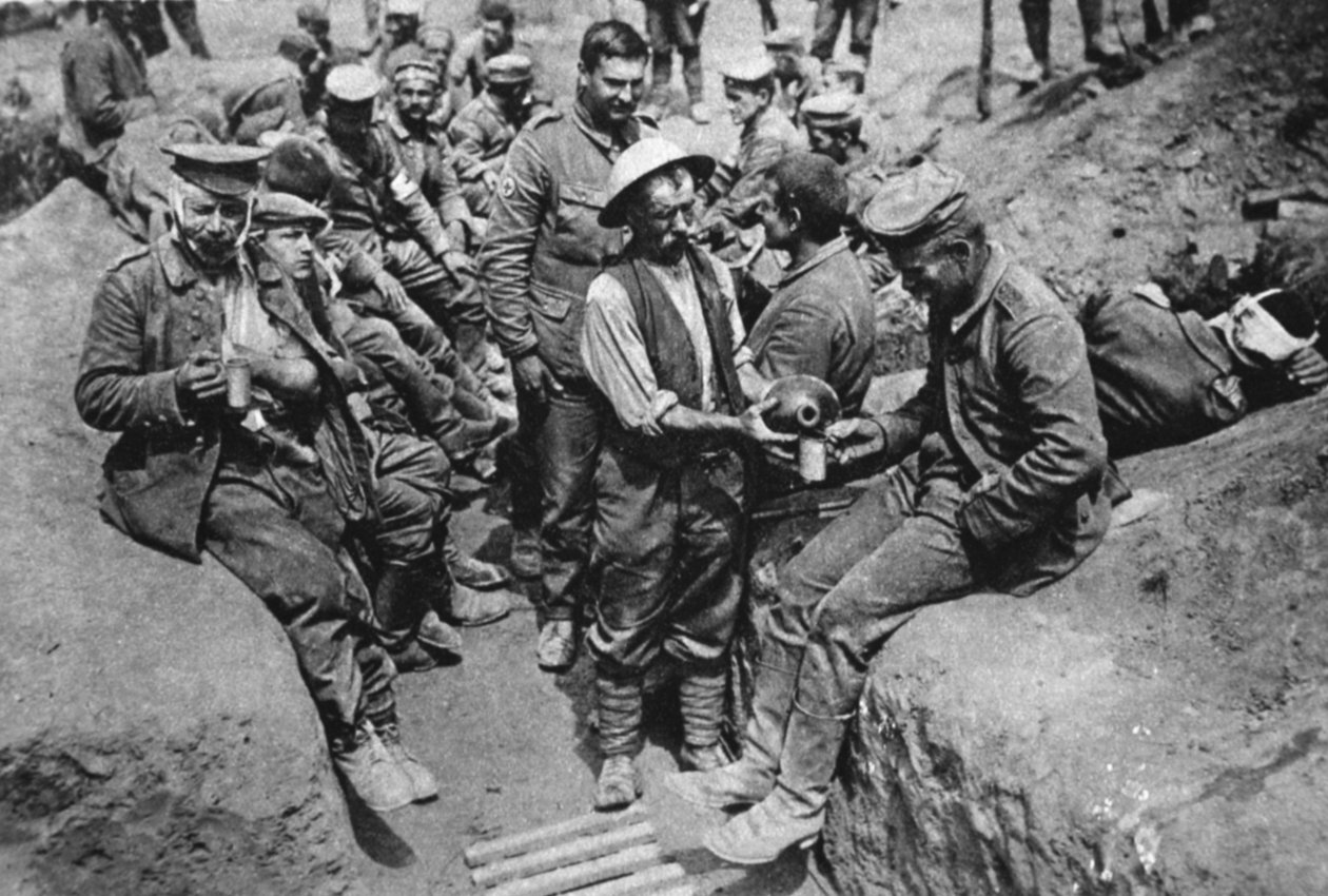 受伤的德国囚犯：一名分发水的士兵，来自1916年8月18日的“画报”战争新闻 作者 英国摄影师