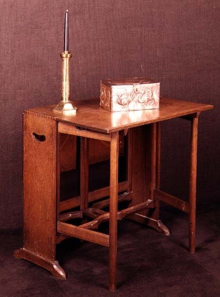 艺术和工艺品桌，棺材和烛台，19世纪末 作者 英语学校
