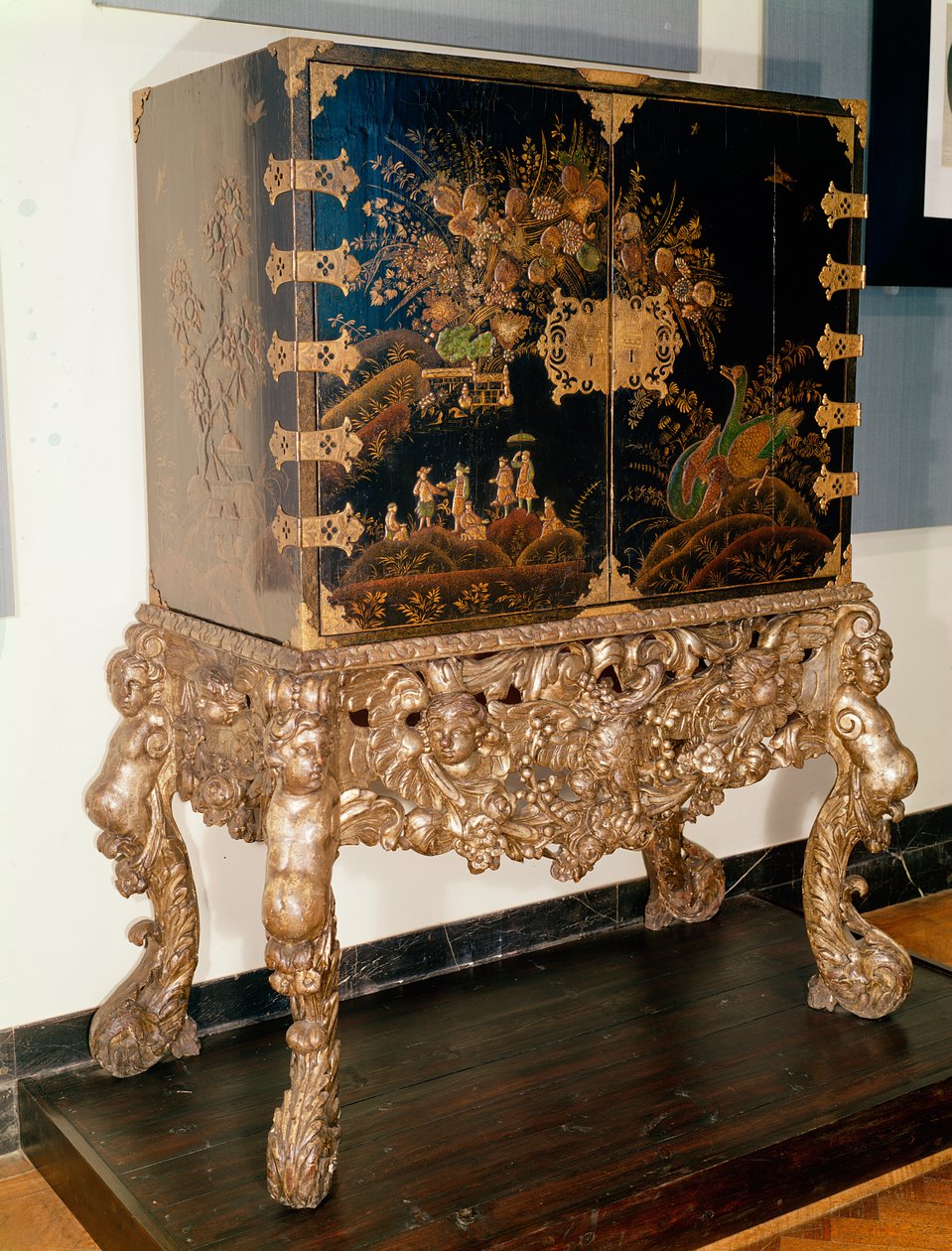 雕刻和镀银的黑色和金色漆柜，查理二世时期，1649-85（漆） 作者 英语学校