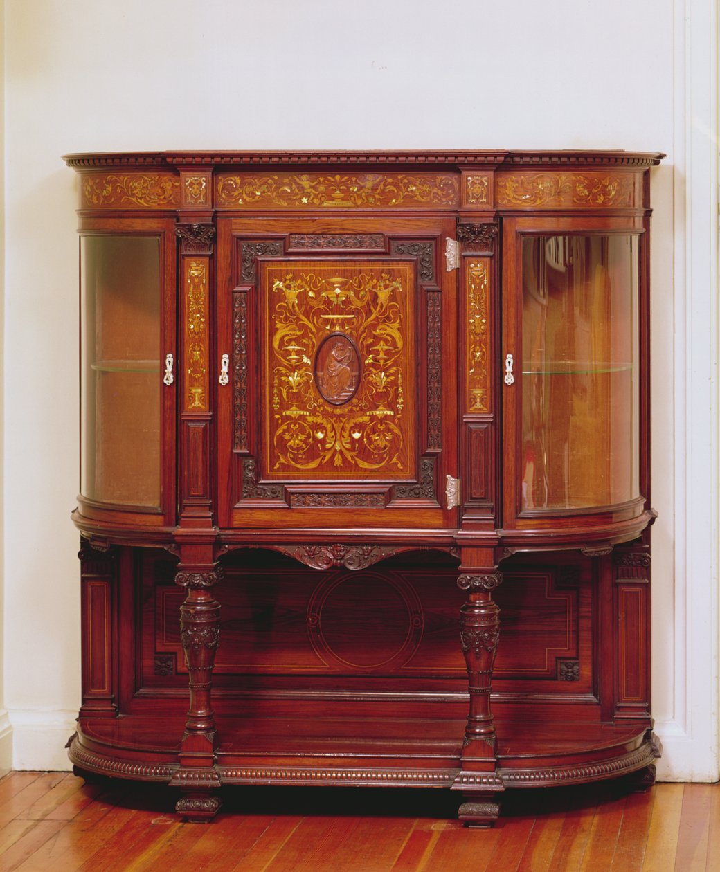 内阁由Gillows，1890年（橡木镶嵌珍珠母） 作者 英语学校