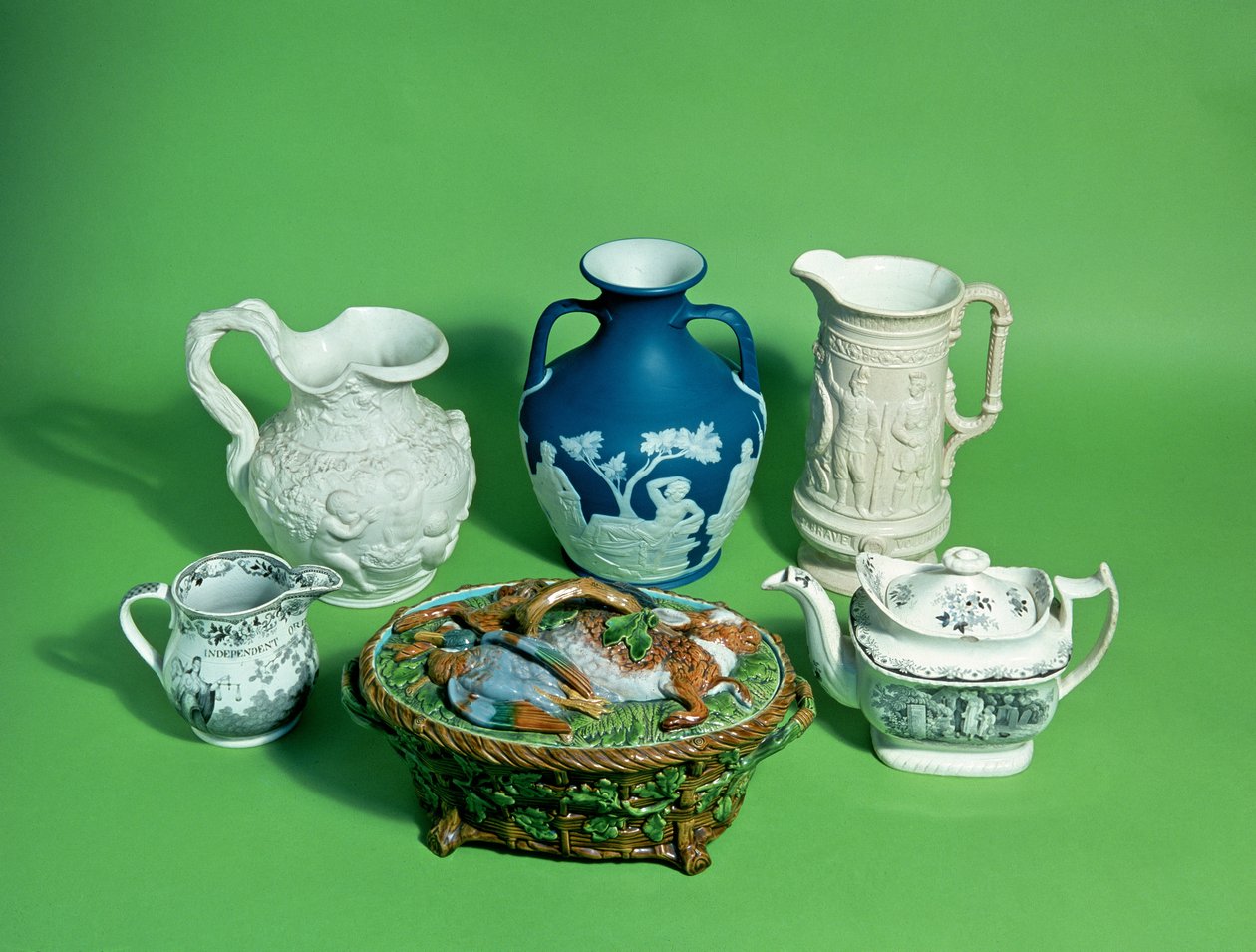 Wedgwood维多利亚陶器的集合;和维多利亚时代的陶器，包括波特兰花瓶（陶瓷）的副本 作者 英语学校