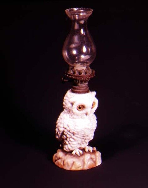 Doulton猫头鹰，玻璃珠眼睛在岩石工作，1880年（陶瓷） 作者 英语学校