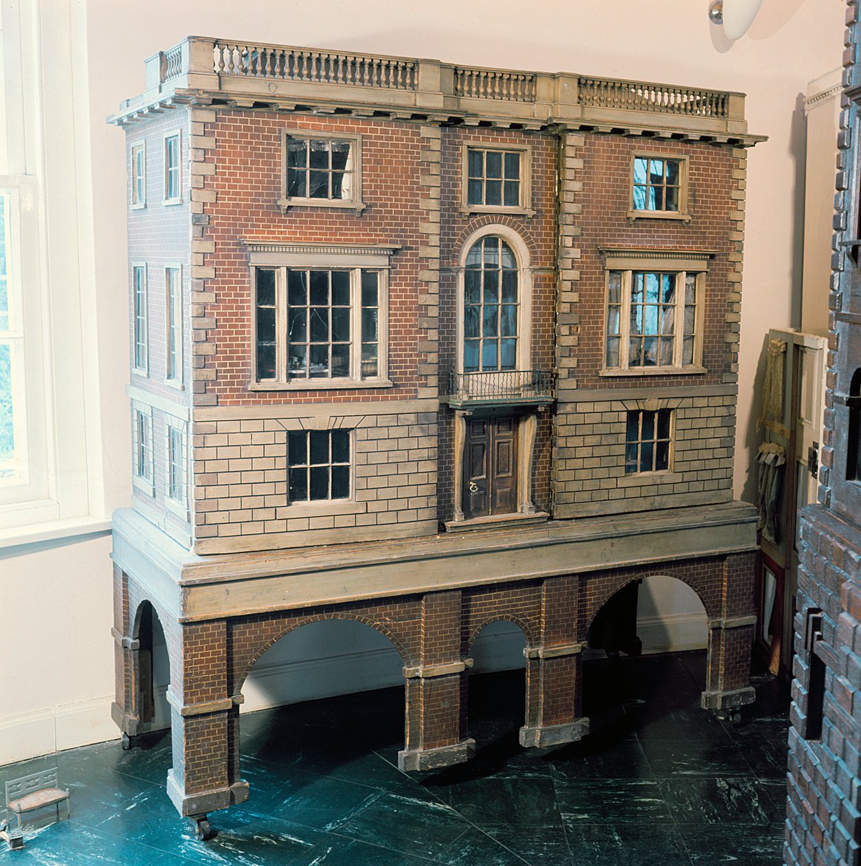 英国balustraded娃娃房子带阳台，1775 作者 英语学校