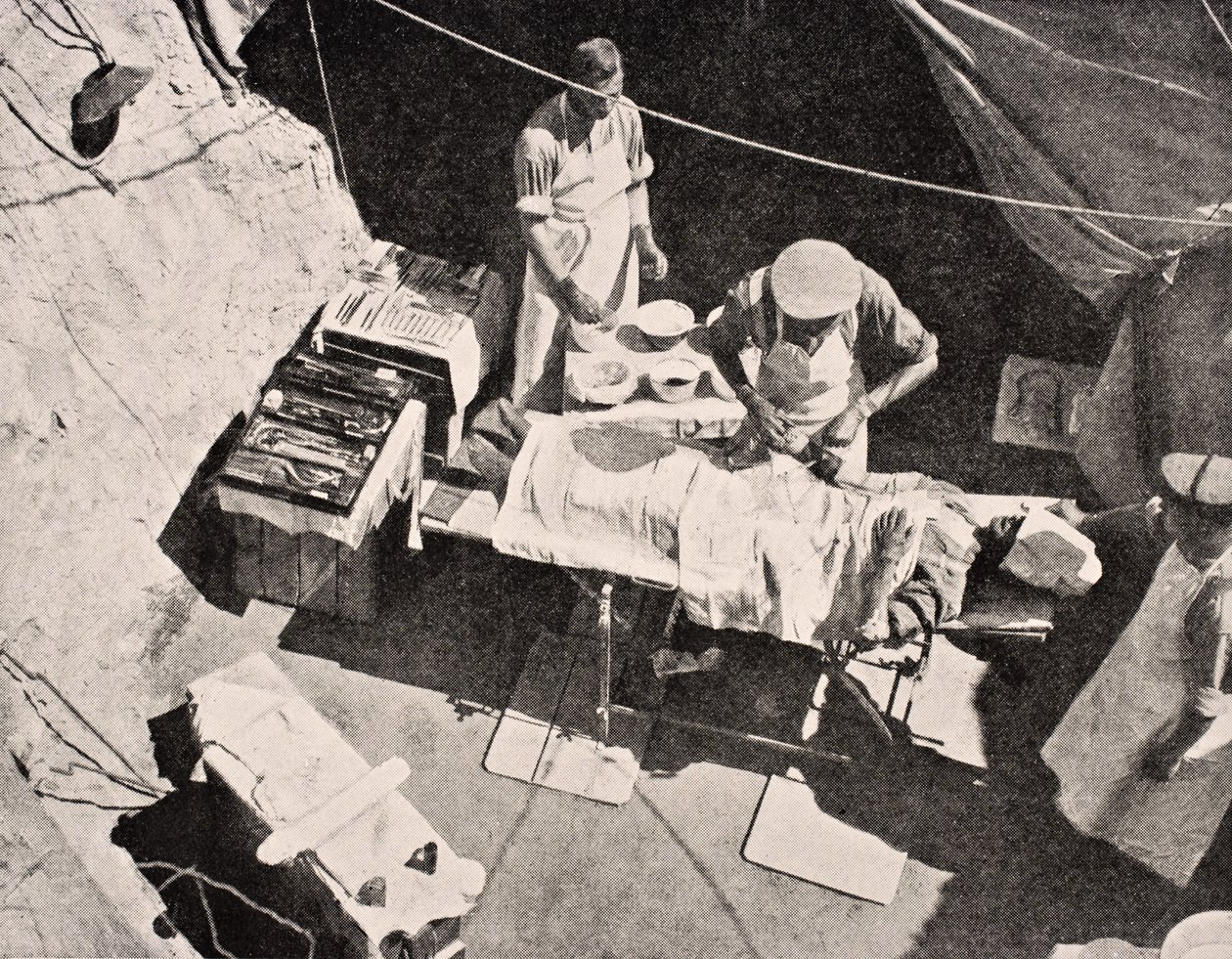 1915年，土耳其加利波利半岛的现场外科手术，1947年在伦敦出版的“战争画报专辑” 作者 英语学校