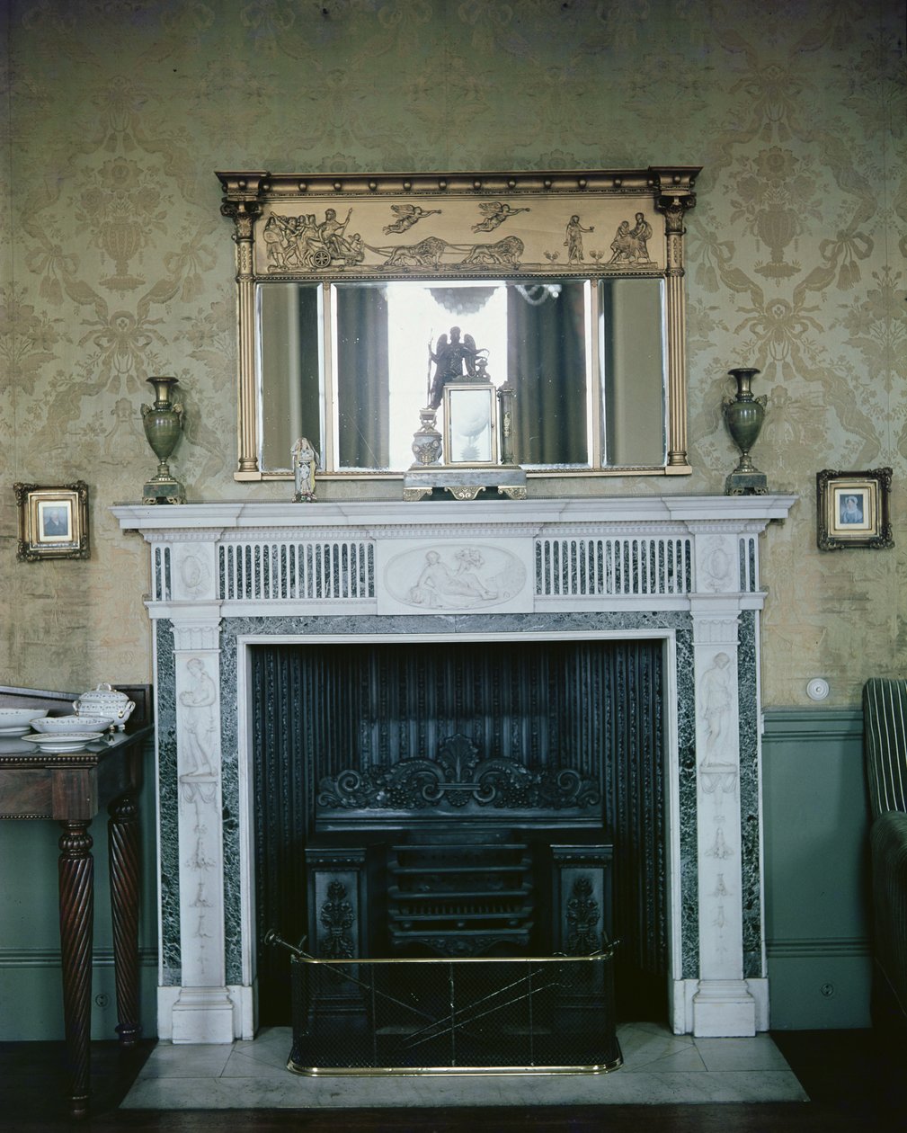 壁炉和镜子，c.1810 作者 英语学校