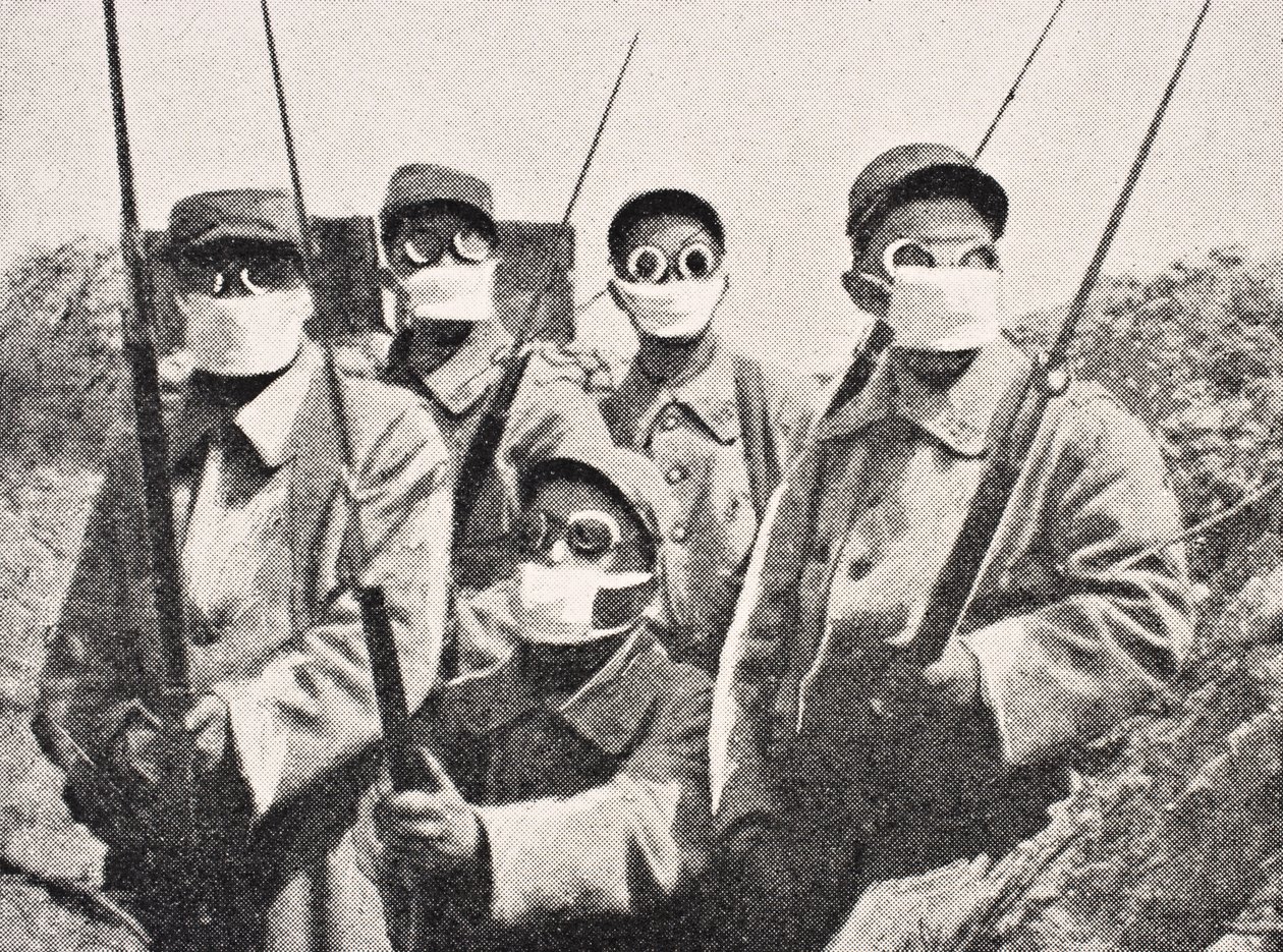 法国士兵于1915年在1916年在伦敦出版的“战争画报专辑”中佩戴防毒面具 作者 英语学校