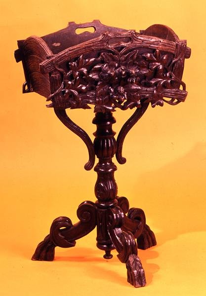 Jardiniere，c.1830（雕刻橡木）（不同的视图，另见147808和147810） 作者 英语学校