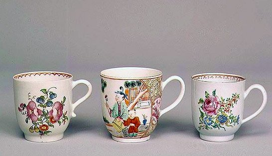 利物浦咖啡杯，1750-80; Lowestoft瓷咖啡杯，1778年;伍斯特瓷咖啡杯，c.1750-70 作者 英语学校