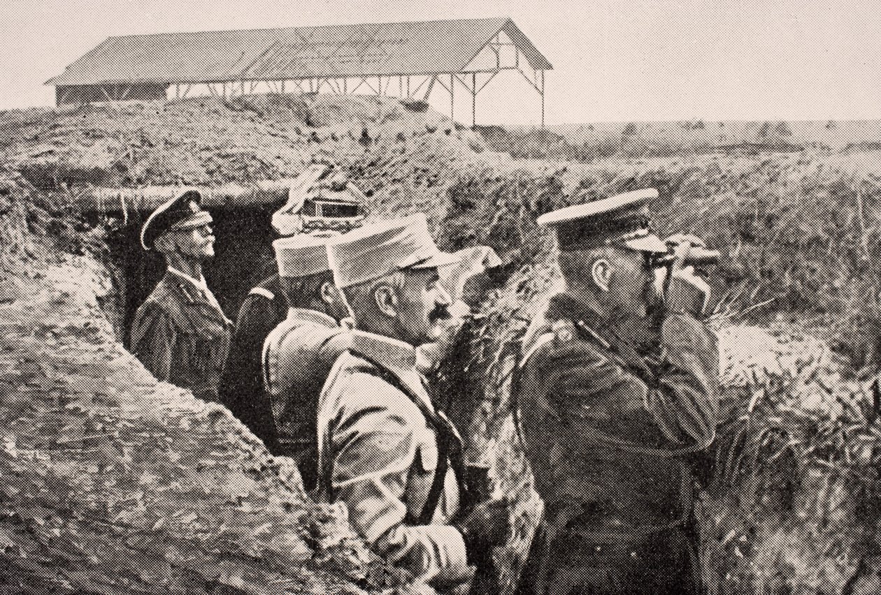 1915年8月，1916年8月，“战争画报专辑”中的基辅先生与Joffre将军在西部战壕中使用双筒望远镜，于1916年在伦敦出版 作者 英语学校