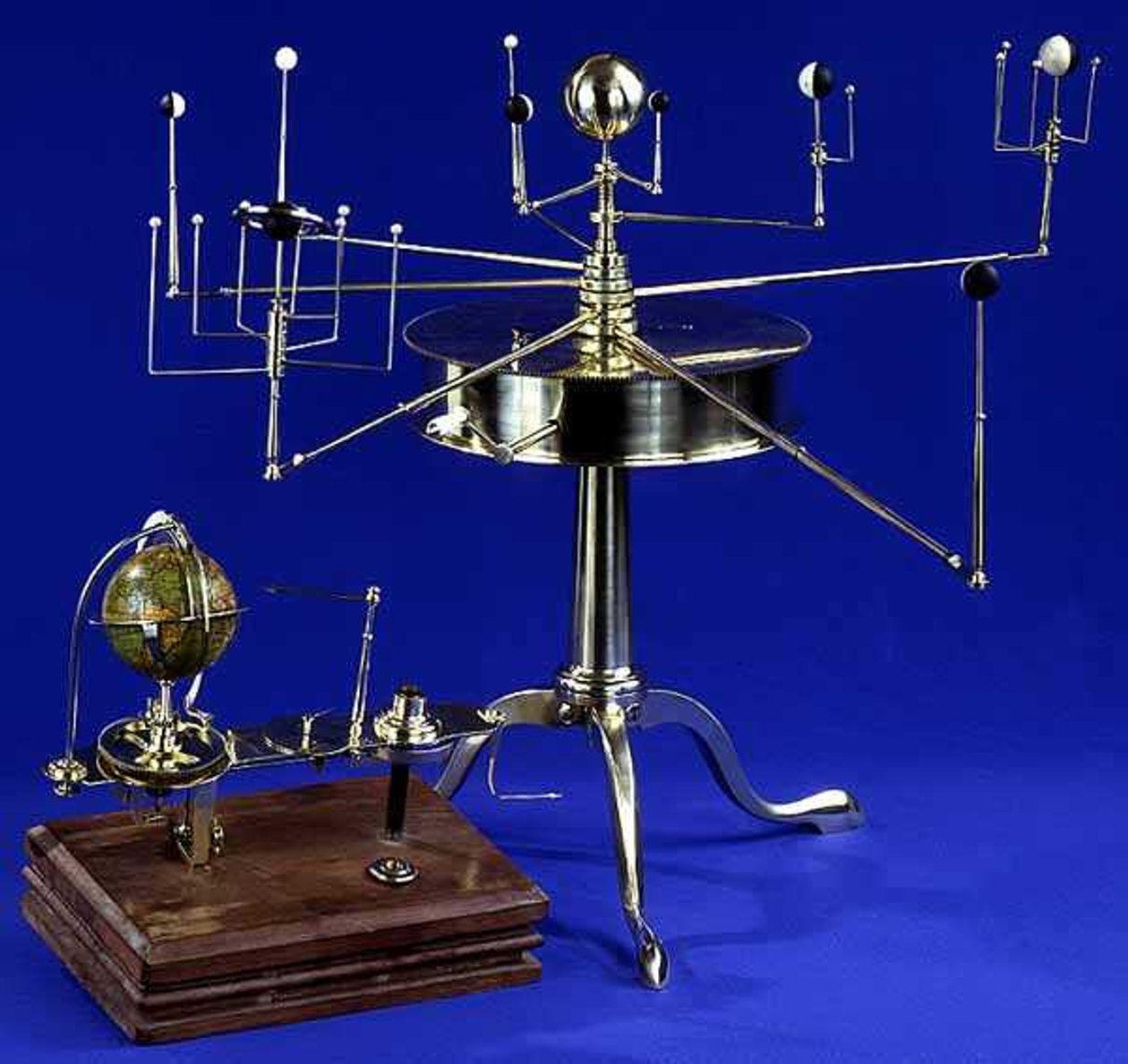 马丁型便携天文馆或Orrery，作者：Thomas Blunt（fl.1760-1822）George Newman和Thomas Voigt，c.1808（黄铜，镀银黄铜和象牙）（另见135773） 作者 英语学校