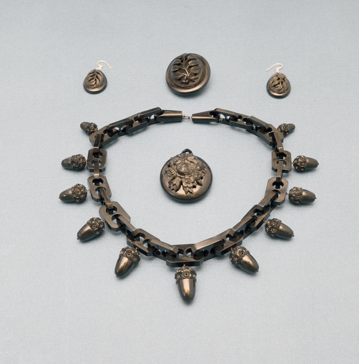 项链，耳环，胸针和吊坠，c.1870（Whitby jet） 作者 英语学校