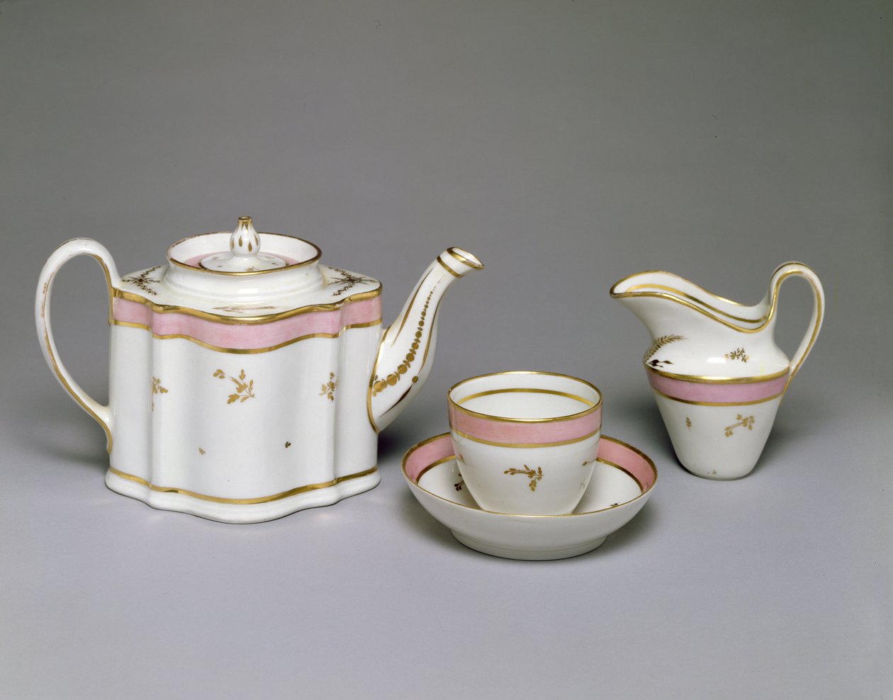 新的大厅茶壶，水壶，杯子和碟子与珐琅和镀金装饰，c.1790-1800（硬膏瓷） 作者 英语学校