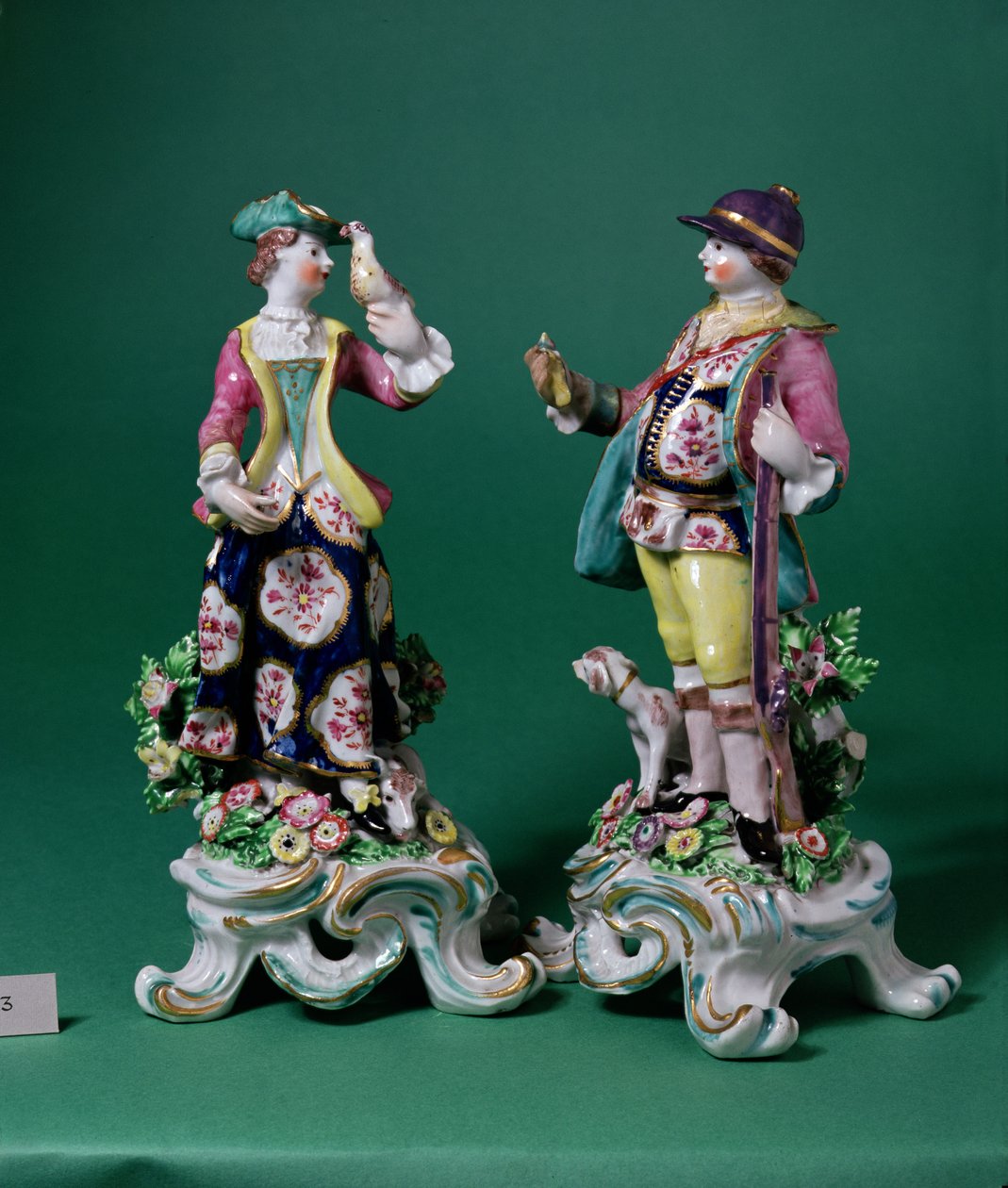 一对运动员和他的同伴的弓形图，c.1760（瓷器） 作者 英语学校