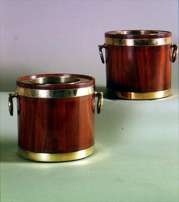 一对带黄铜手柄的圆形葡萄酒冷却器，c.1765（桃花心木和黄铜） 作者 英语学校