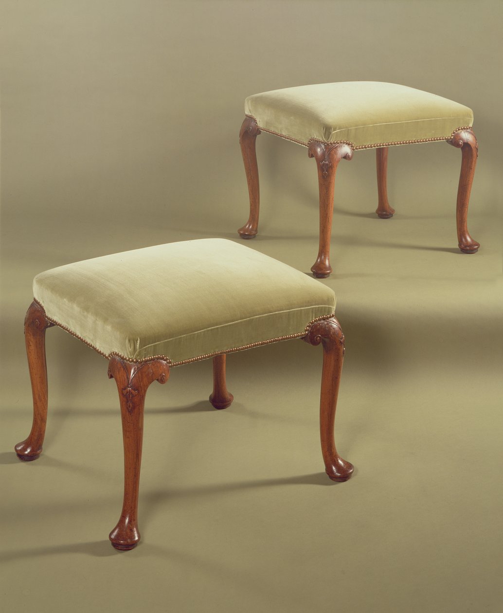 一对凳子，软垫，c.1710（胡桃木） 作者 英语学校