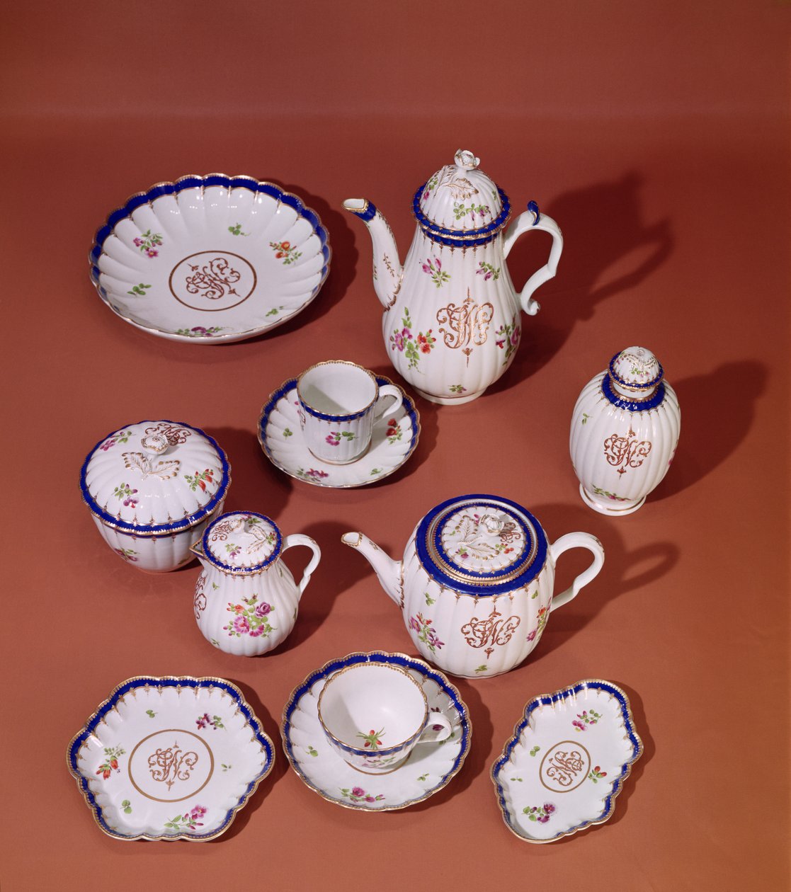 Worcester会标茶具的一部分，c.1775（瓷器） 作者 英语学校