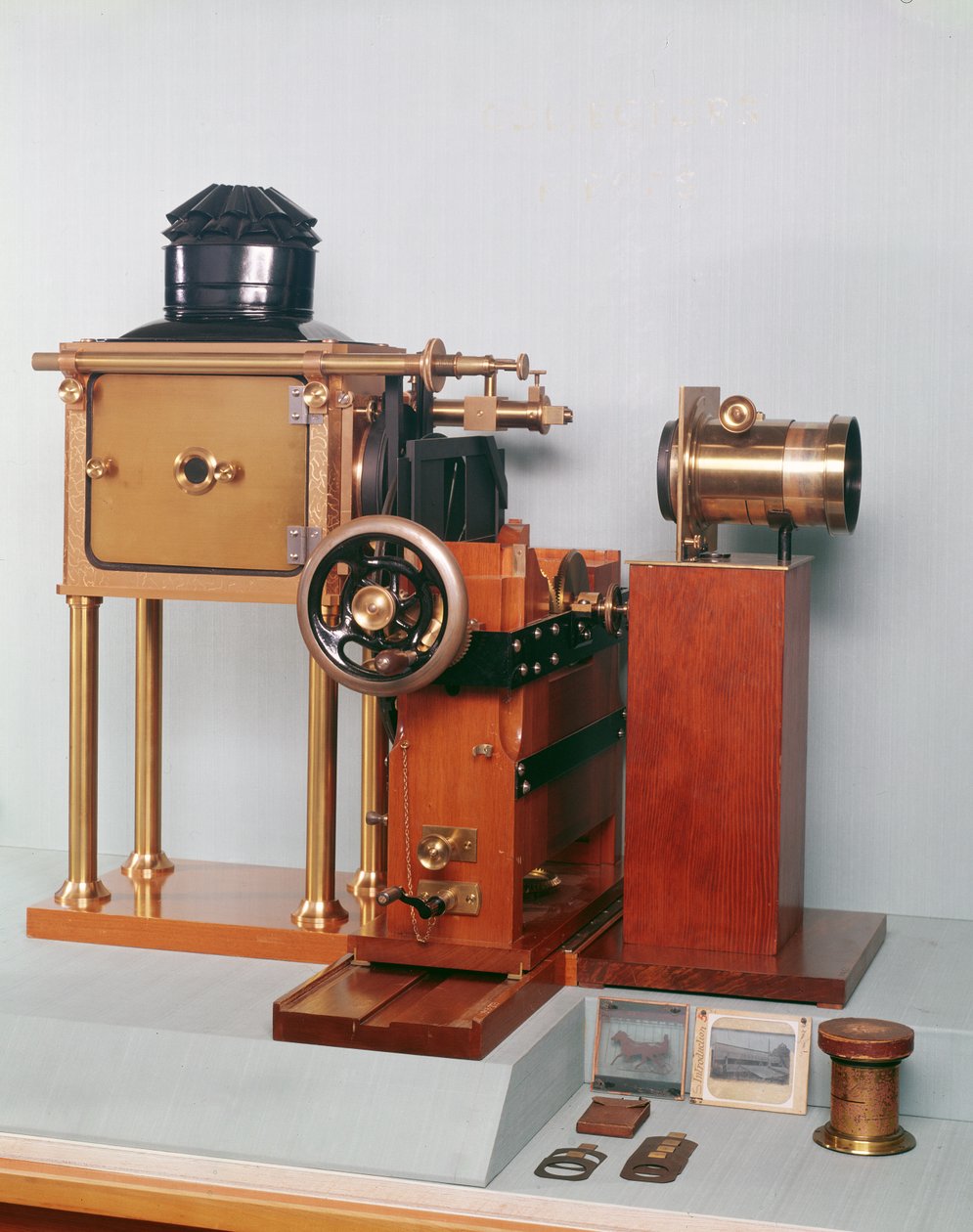 由Eadweard Muybridge（1830-1904）1880（木头）设计的zoopraxiscope复制品（另见260227） 作者 英语学校