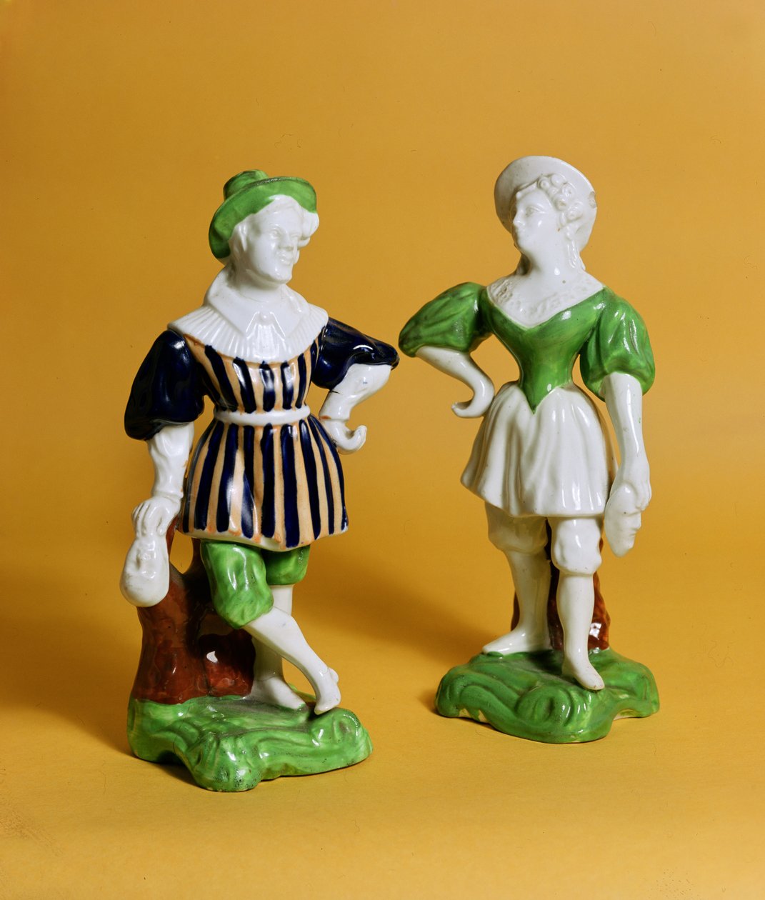 来自Commedia dellArte的罗金厄姆雕像，16世纪服装，1830年（瓷器） 作者 英语学校
