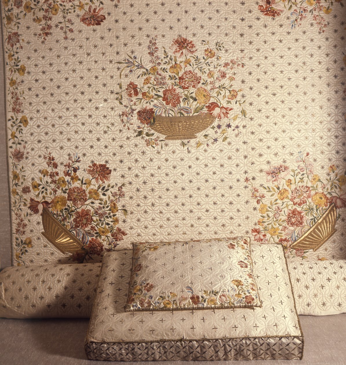 缎面刺绣床上用品，1717（绸缎） 作者 英语学校