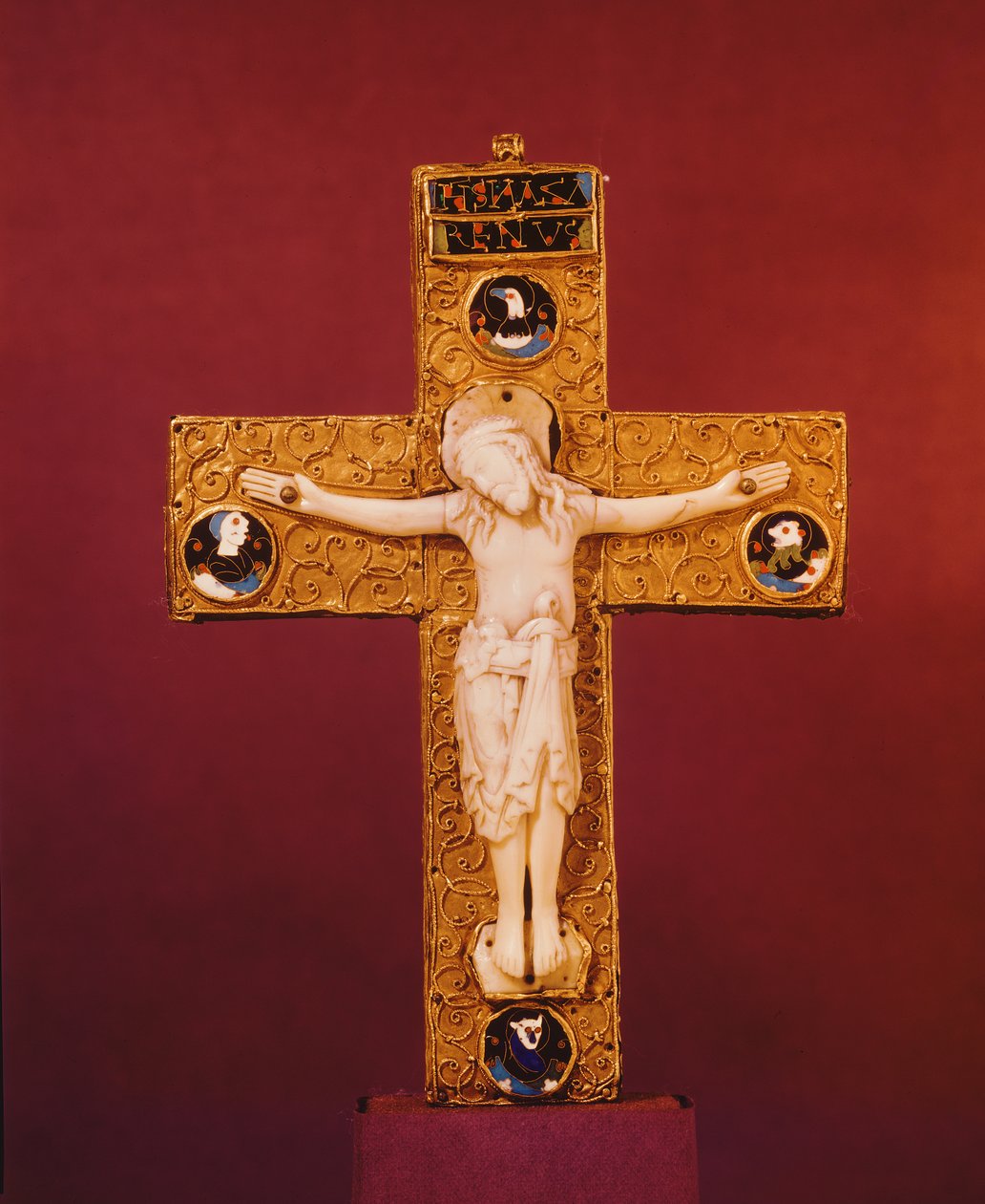 Saxon Crucifix，Anglo-Saxon，c.1000（象牙和金） 作者 英语学校