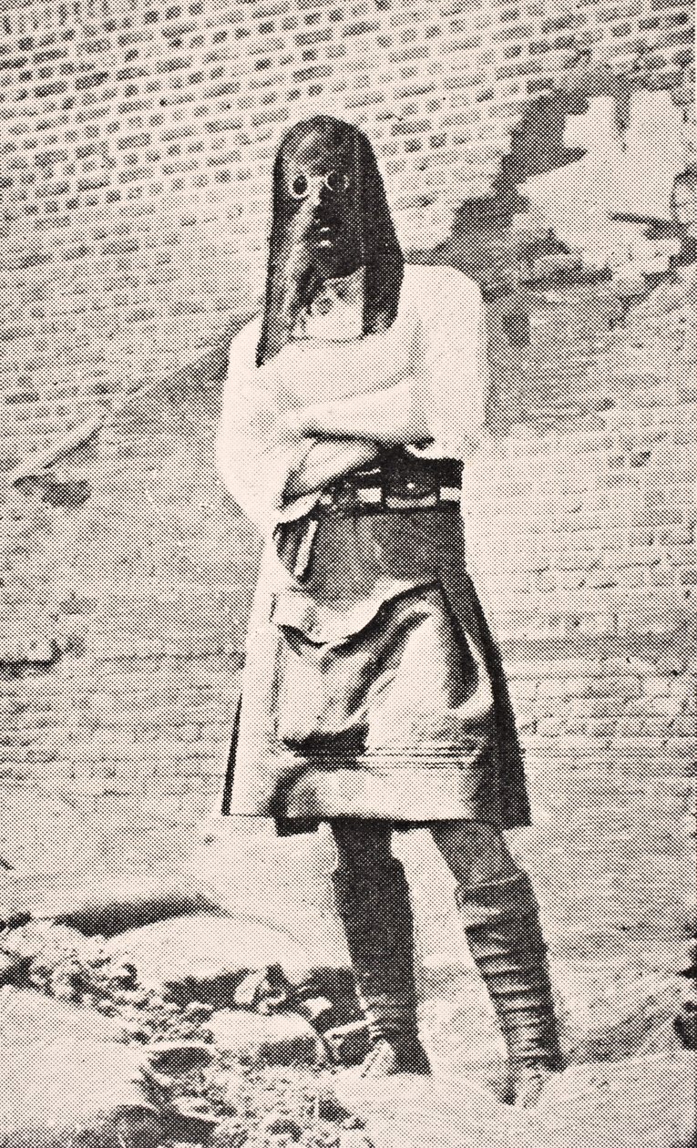 苏格兰士兵于1915年戴着防毒面具，来自1916年在伦敦出版的“战争画报” 作者 英语学校