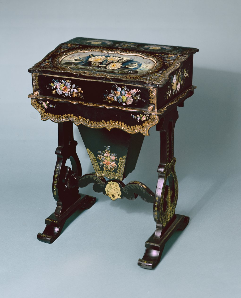 缝纫桌和桌子，c.1865（papier mache） 作者 英语学校