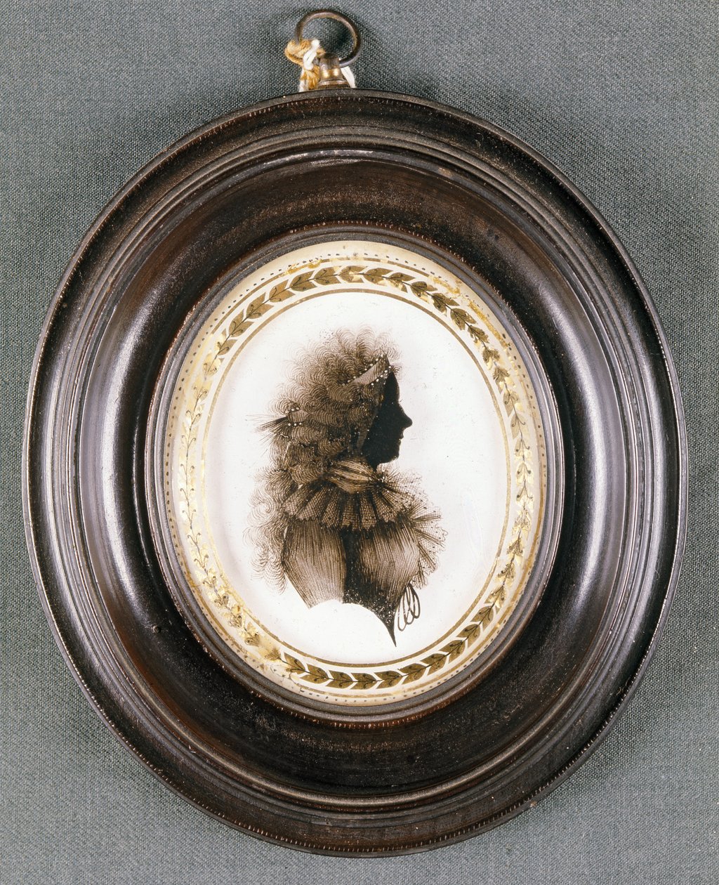 一位女士的剪影，画在凸面玻璃上，由Isabella Beetham夫人，18世纪晚期（玻璃上的油） 作者 英语学校