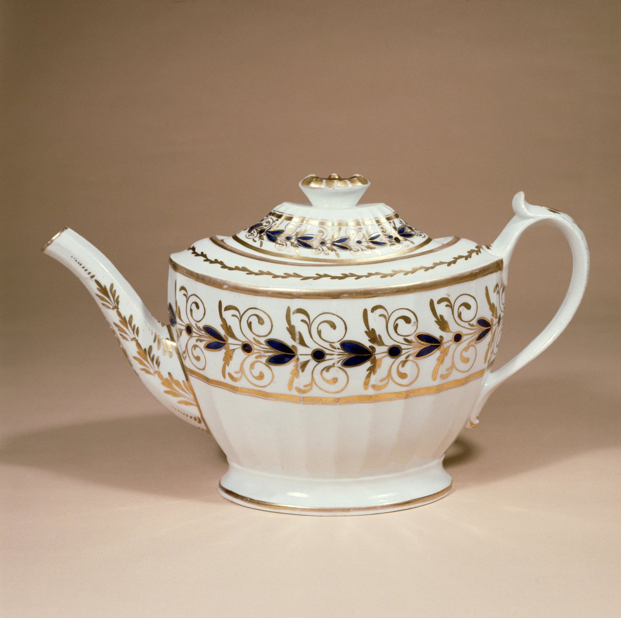 Miles Mason的Staffordshire茶壶，19世纪初（陶瓷）凹槽和镀金 作者 英语学校