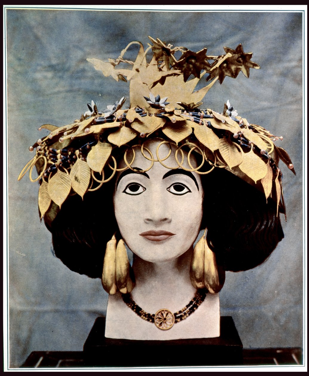 女王Shub-ad佩戴的苏美尔头饰，由C. Leonard Woolley先生在Ur中发现，并于1928年在伦敦新闻画报上发表 作者 英语学校