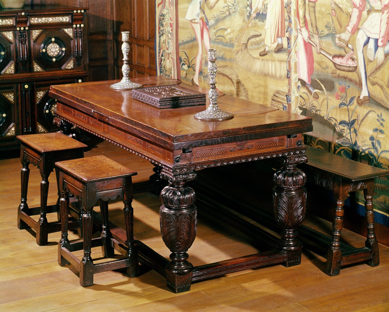 桌子和椅子，被称为Bromley-by-Bow组，c.1580（橡木） 作者 英语学校