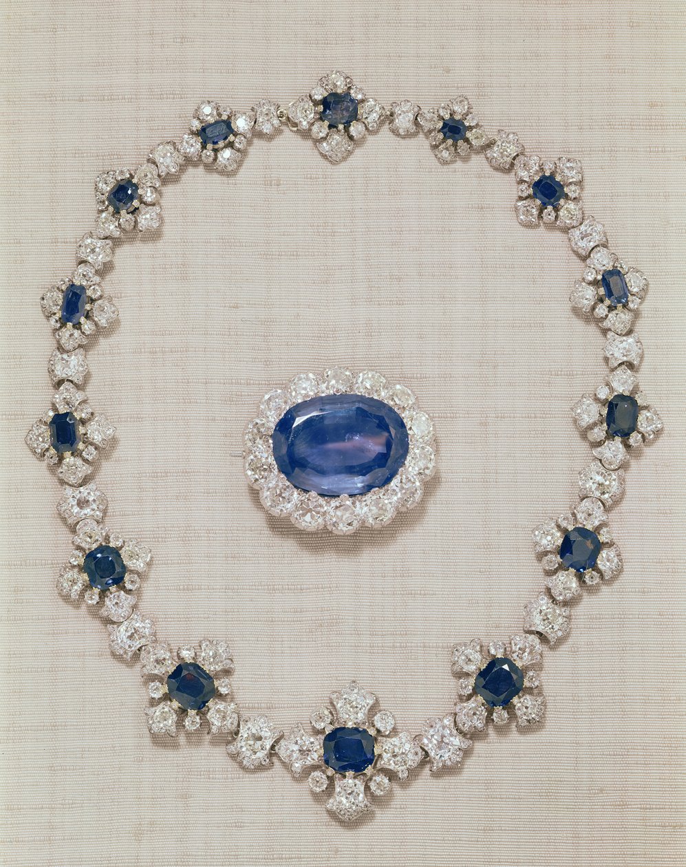 Princess Royals Sapphires  - 蓝宝石和钻石胸针和项链。 作者 英语学校