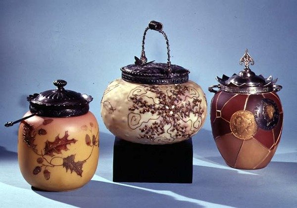 三个装有珐琅和镀金装饰的饼干罐，1888-95（玻璃） 作者 英语学校
