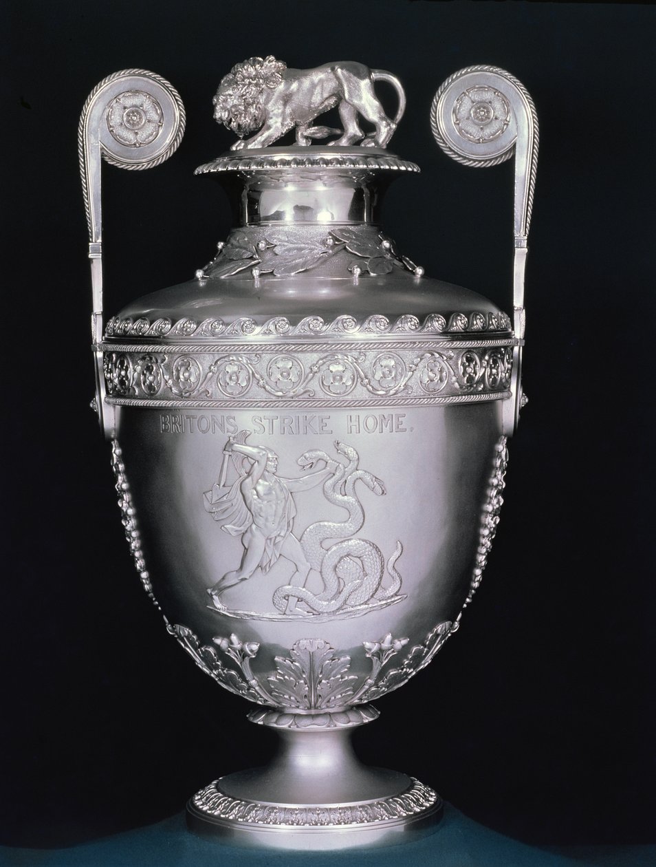 特拉法加花瓶，由John Flaxman设计，1755-1826，由Digby Scott和Benjamin Smith，伦敦制造，1805-06银 作者 英语学校