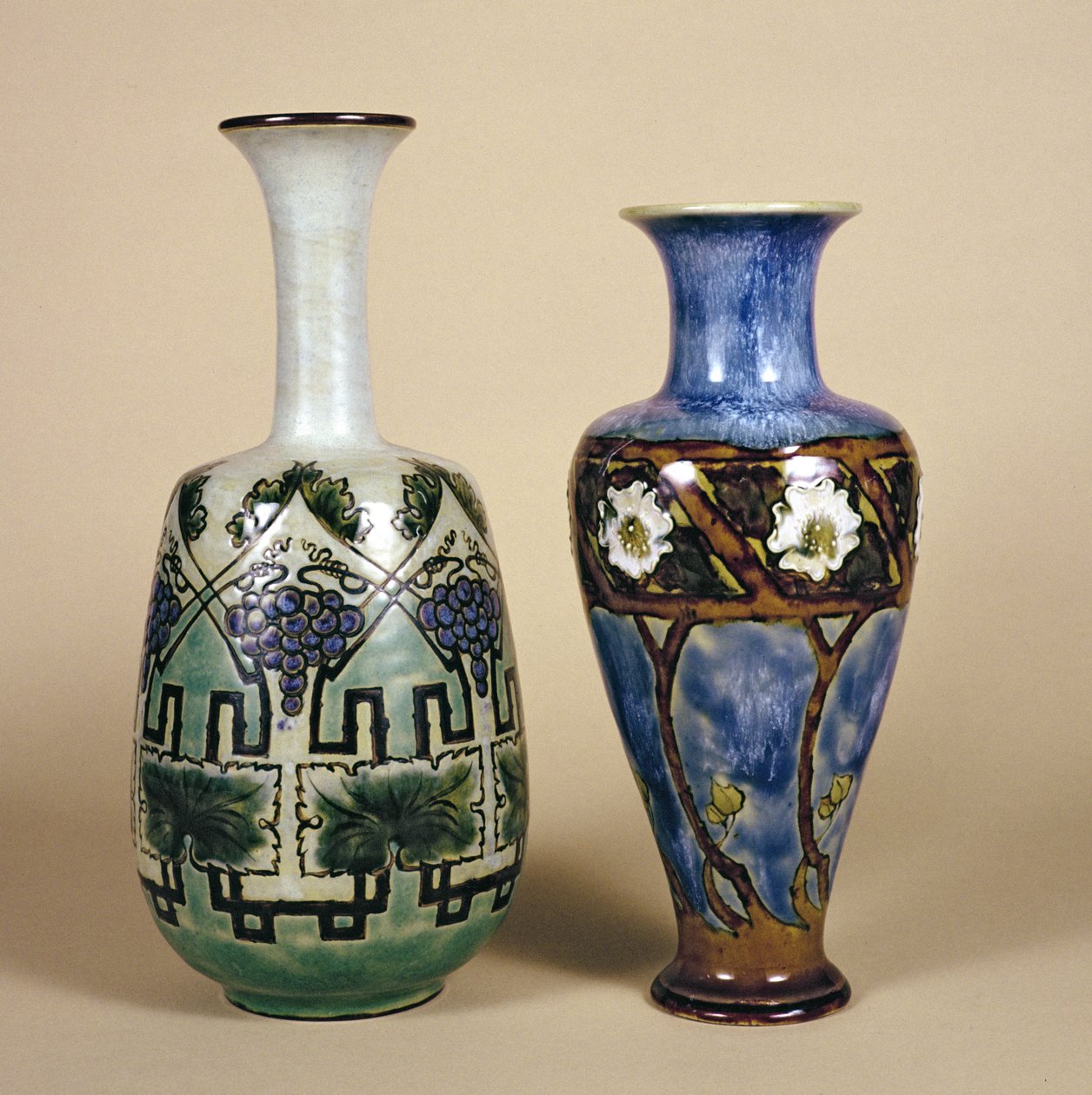 Eliza Simmance的两个Doulton花瓶，1880年（陶瓷） 作者 英语学校