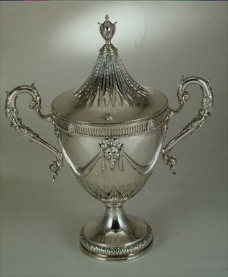 两个处理过的杯子和盖子，以威廉·肯特（William Kent）的设计为蓝本，1774年（银色镀金） 作者 英语学校
