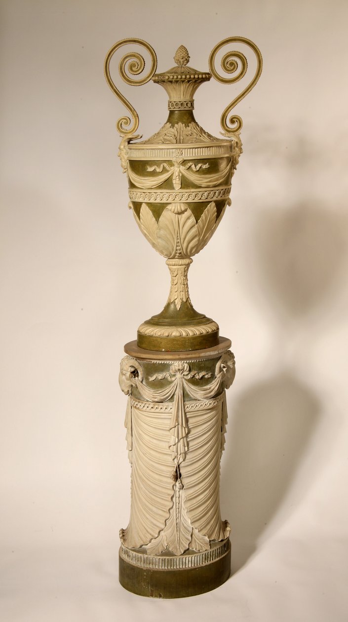 在一个基座上的瓮，c.1800 作者 英语学校