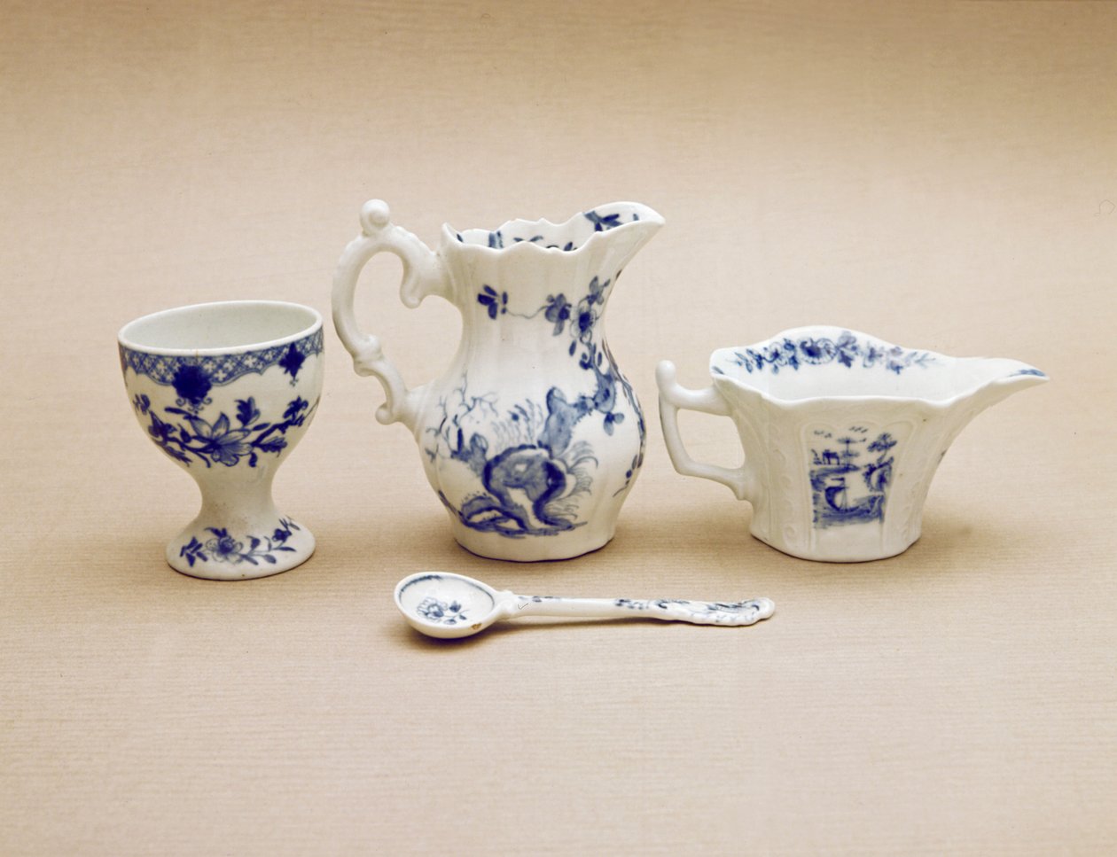 伍斯特奶油船，奶油壶，芥末勺和蛋杯，18世纪晚期（瓷器） 作者 英语学校