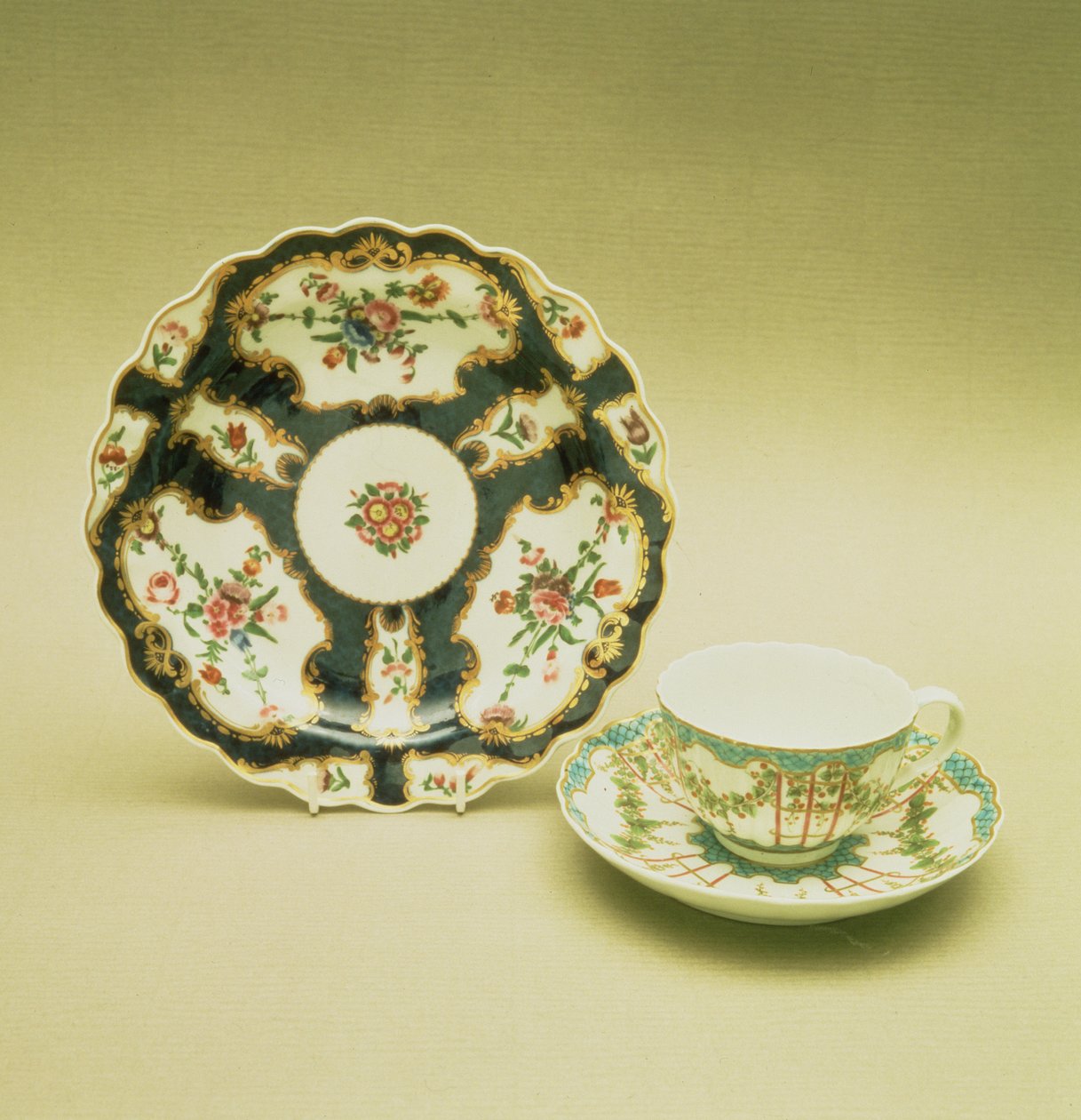 伍斯特瓷盘带刻度蓝色装饰，1768;茶杯和茶碟搭配啤酒花架 - 工作装饰，c.1770（瓷器） 作者 英语学校
