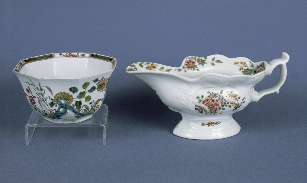 伍斯特形椭圆形酱油船和八角形碗装饰珐琅，1750-55（陶瓷） 作者 英语学校