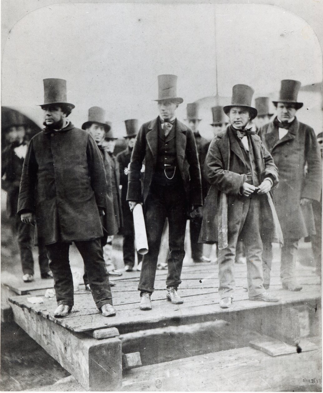 （L到R）John Scott Russell，Henry Wakefield，Isambard Kingdom Brunel和Lord Derby在SS Great Eastern的发布会上 作者 英国摄影师