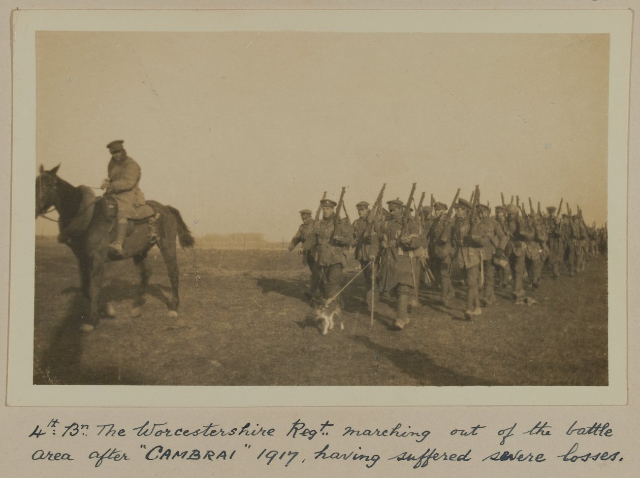 第四名：恩。伍斯特郡雷吉特。 1917年&39;CAMBRAI&39;之后，他们走出战场，遭受了严重的损失 作者 英国摄影师