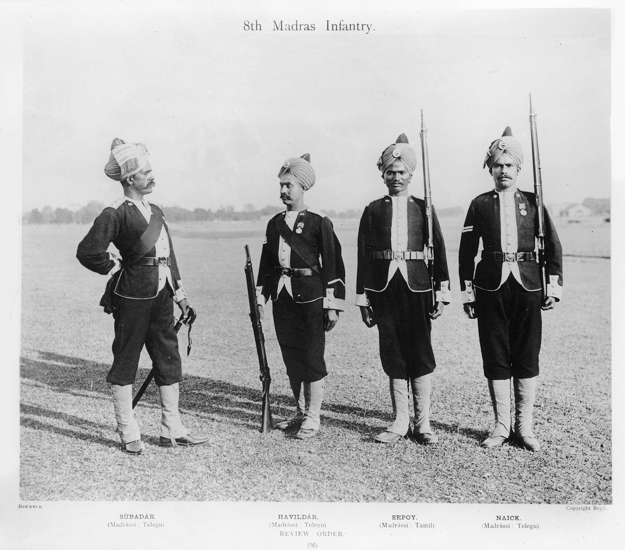 马德拉斯第八步兵团，约1897年（黑白照片）。 作者 英国摄影师